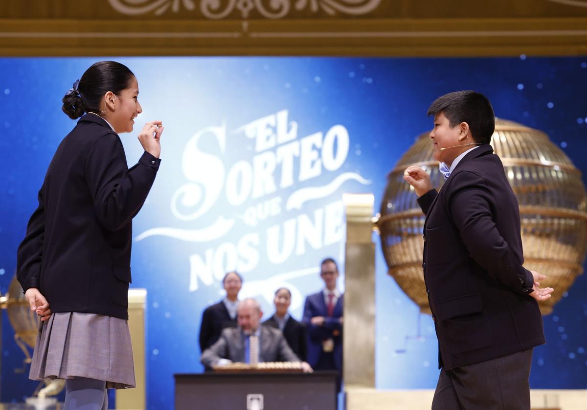 Momento en el que dos niños de San Idelfonso han cantando El Gordo de la Lotería.