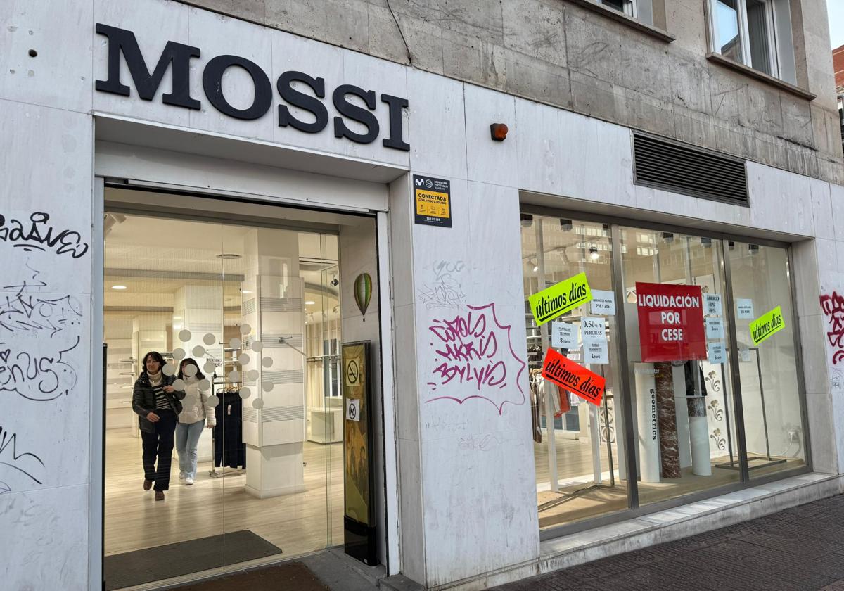 La tienda de ropa Mossi cierra sus puertas en Burgos.