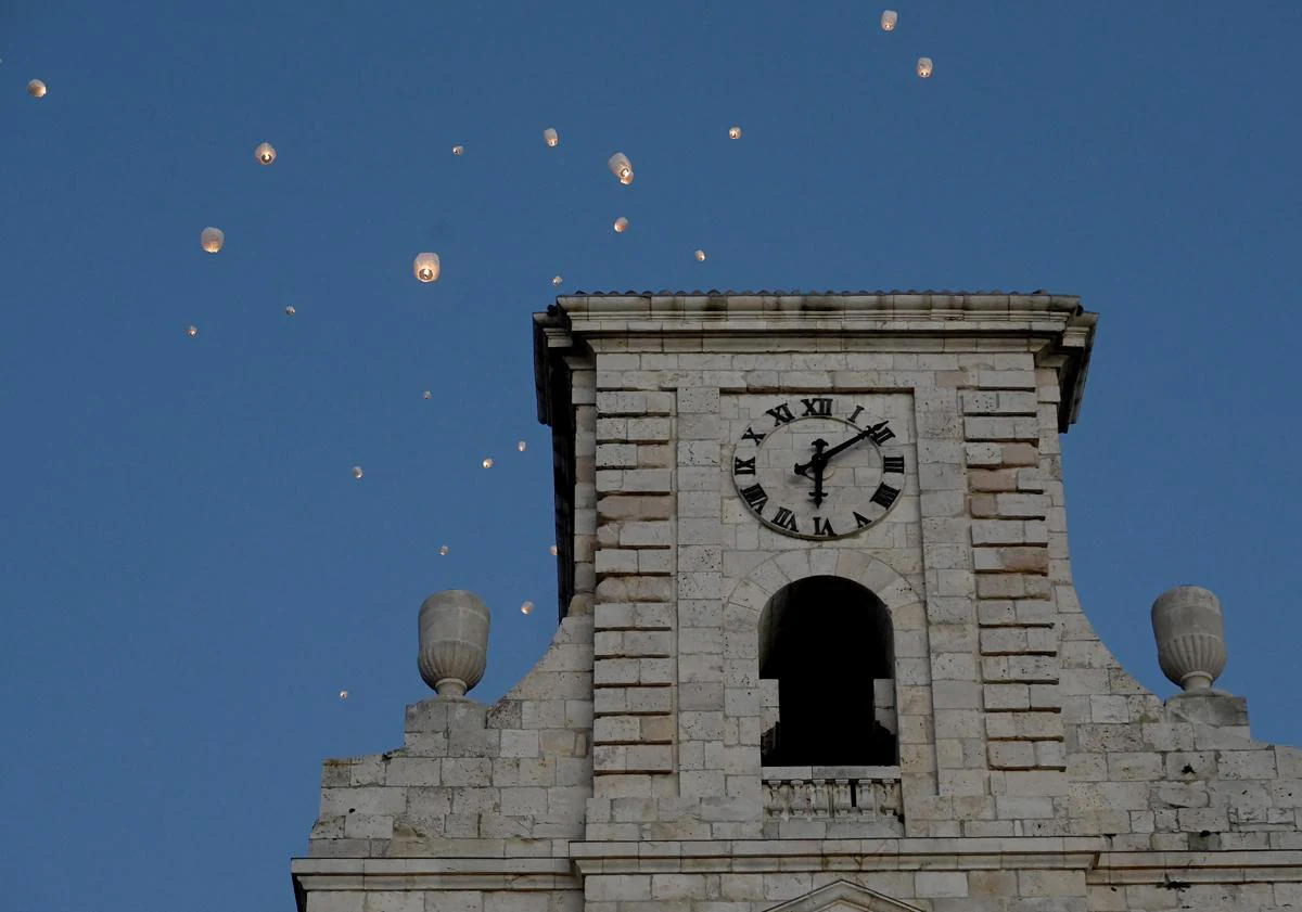 Imagen principal - Suelta de farolillos solidarios en Burgos.