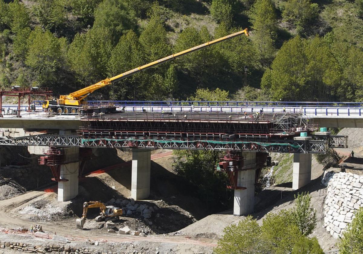 Obras de construcción del viaducto O Castro (León), de la autovía A-6.