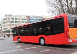 Autbús urbano por las calles de Burgos.