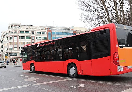 Autbús urbano por las calles de Burgos.