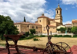 Imagen de Santo Domingo de silos con vistas al monasterio.