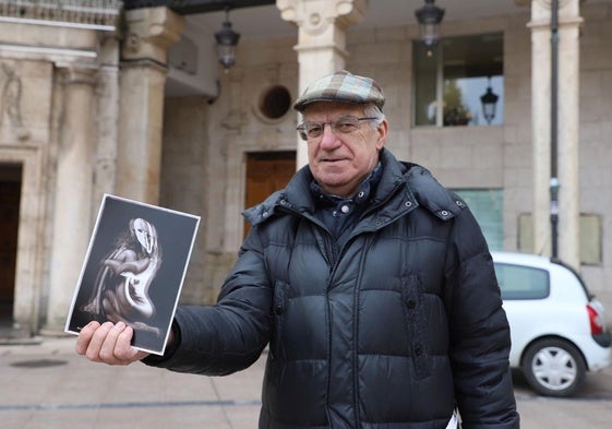 Salinas con el cartel de la Pascuala, obra de Sacris.