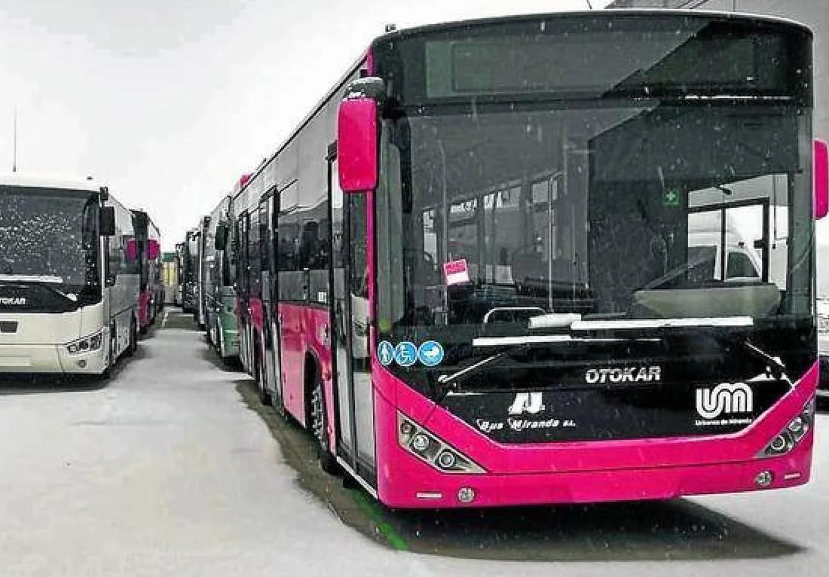 En primer plano, uno de los autobuses urbanos de Miranda de Ebro.