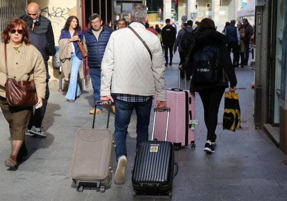 Turistas llegando con su maletas.