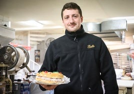 Gonzalo Pinillos, encargado de la pastelería Pinillos con su roscón de Reyes