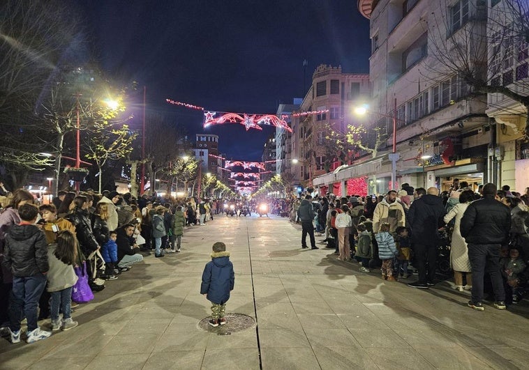 Miles de mirandeses esperando a la cabalgata de los Reyes Magos en Miranda