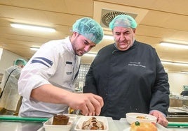 El chef Ricardo Temiño elaborando el menú para los pacientes del HUBU.