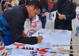 Recogida de firmas contra los aparcamientos en altura en Burgos.