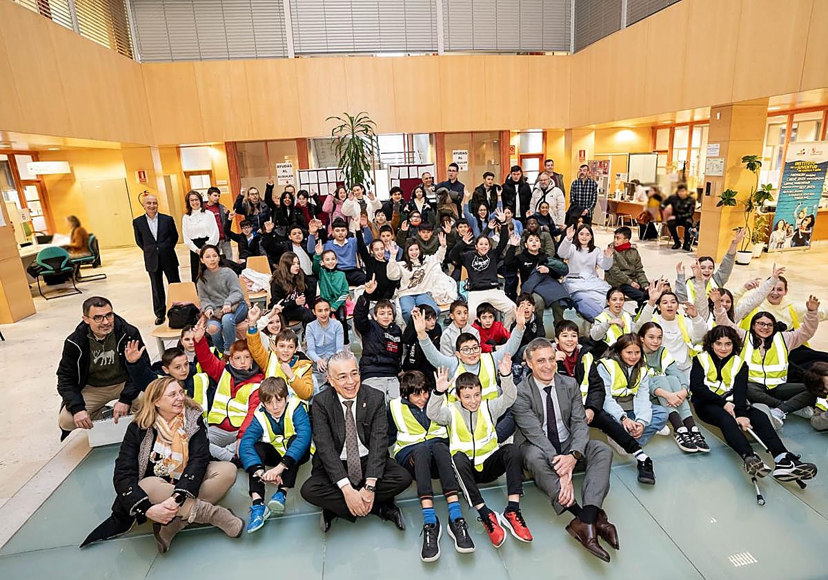 El delegado territorial de la Junta en Burgos, Roberto Saiz, y el director general de la Fundación Caja de Burgos, Rafael Barbero, junto a los alumnos participantes.