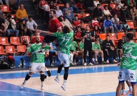 Javi Rodríguez, en un ataque con el UBU San Pablo Balonmano Burgos .