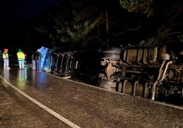 Un aparatoso vuelco entre dos camiones y un coche provoca retenciones en la BU-925