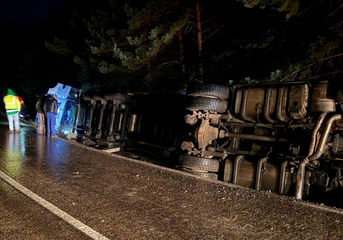 Dos camiones y un coche han volcado en el Alto del Cerro, de la BU-925.