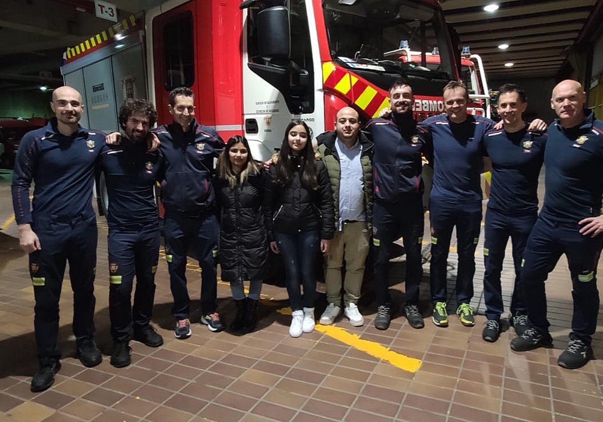 La familia que fue auxiliada por los bomberos de Burgos.