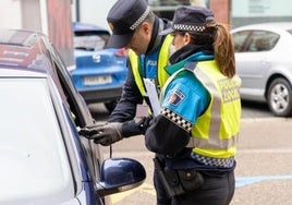 Los delitos de seguridad vial más comunes son los que se producen por conducir bajo los efectos del alcohol. Imagen de archivo de un control de la Policía Local de Burgos.