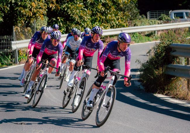 Los ciclistas del Burgos BH entrenaron en las carreteras andaluzas.