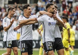 Grego Sierra, celebrando un gol con la camiseta del Burgos CF.