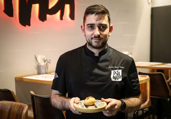 Javier, chef de La Jamada, con su pincho «Berlina Jam Style»