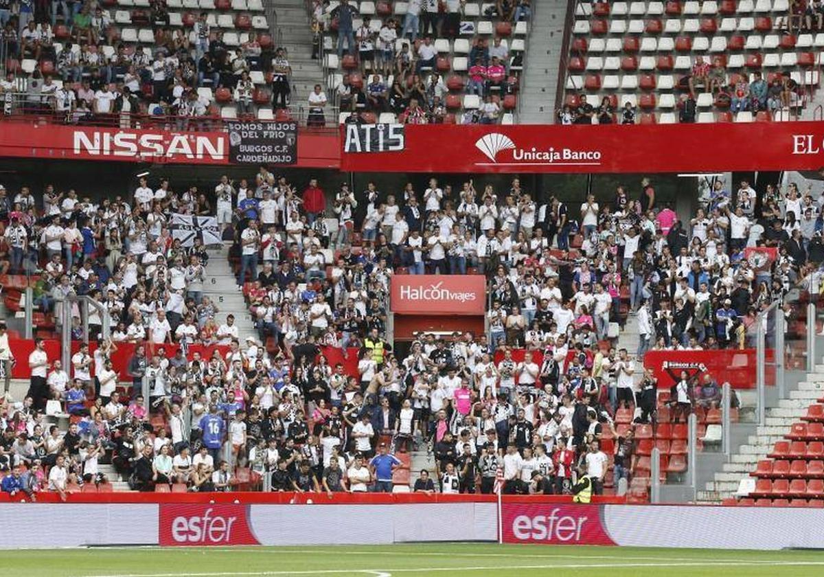 Imagen de la afición del Burgos CF en un partido en El Molinón.