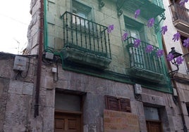 Fachada del edificio de Medina en peligro de colapso.