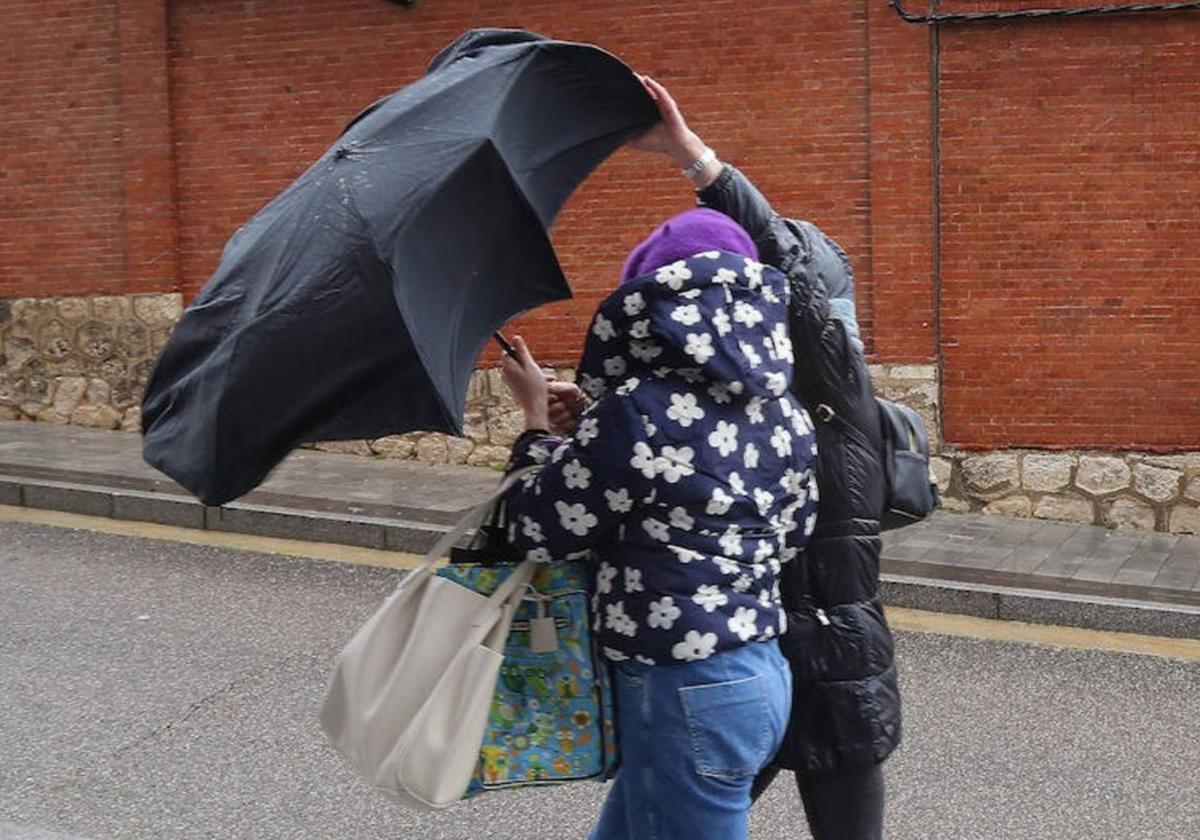 Dos mujeres luchan contra el viento en Burgos.