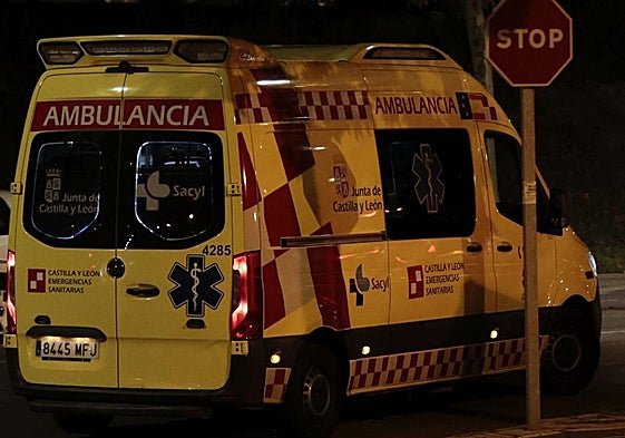 Imagen de una ambulancia acudiendo a un suceso.