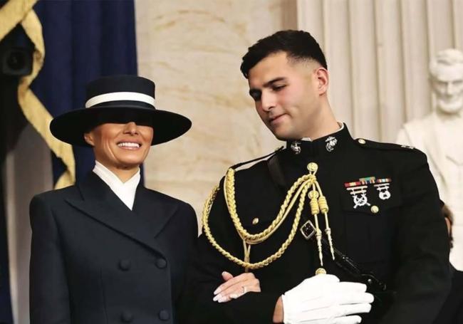 Imagen del marine Dillon Ortiz junto a Melania Trump.