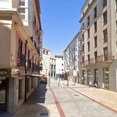 Calle Condestable en el punto que conduce a la plaza de la Libertad.