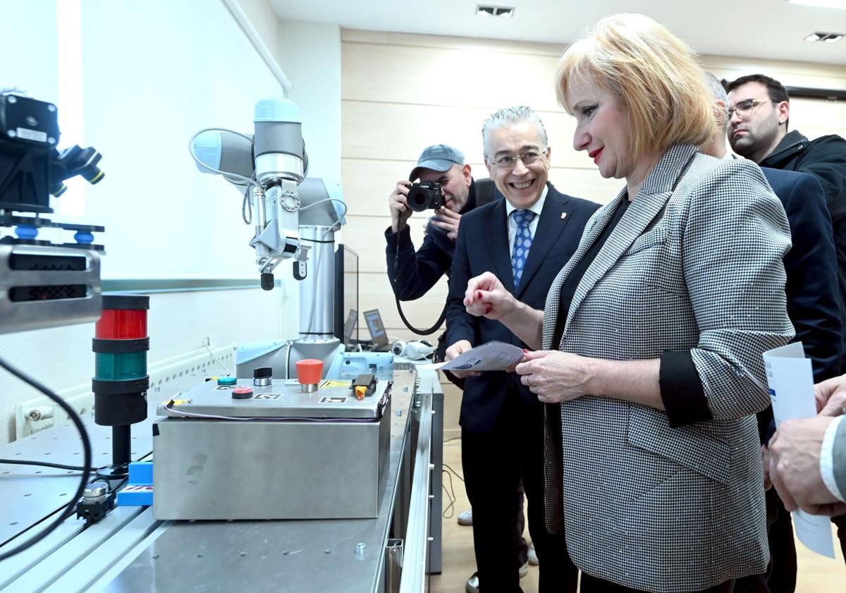 Imagen principal - Inauguración del laboratorio en Burgos. 