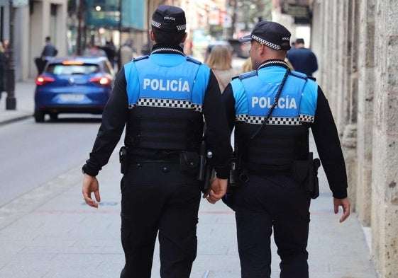 Imagen de archivo de dos agentes de la Policía Local en las calles de Burgos.