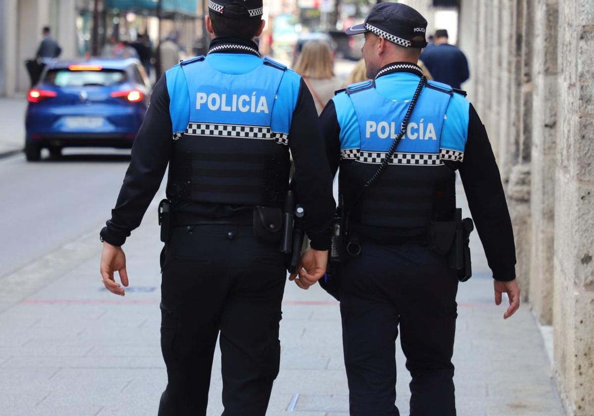 Imagen de archivo de dos agentes de la Policía Local en las calles de Burgos.