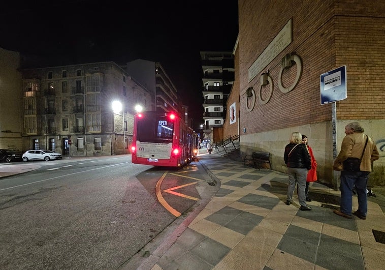 Los vecinos advierten del peligro de la falta de iluminación en la carretera de Fuentecaliente