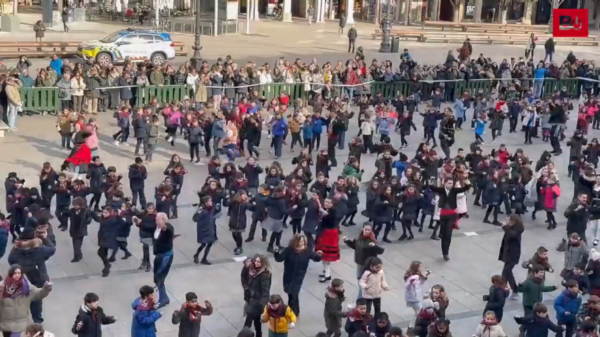 Así ha sido la jota por San Lesmes con cientos de niños en la plaza Mayor de Burgos