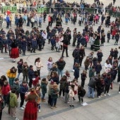 Pequeños danzantes inundan la Plaza Mayor a ritmo de la jota burgalesa