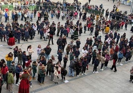 Alumnos de varios colegios de Burgos bailan la jota en la Plaza Mayor.