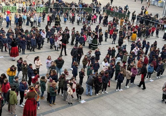 Alumnos de varios colegios de Burgos bailan la jota en la Plaza Mayor.