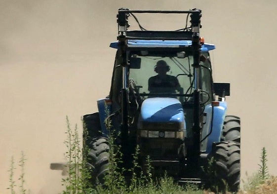 Imagen de archivo de un tractor trabajando en un campo.