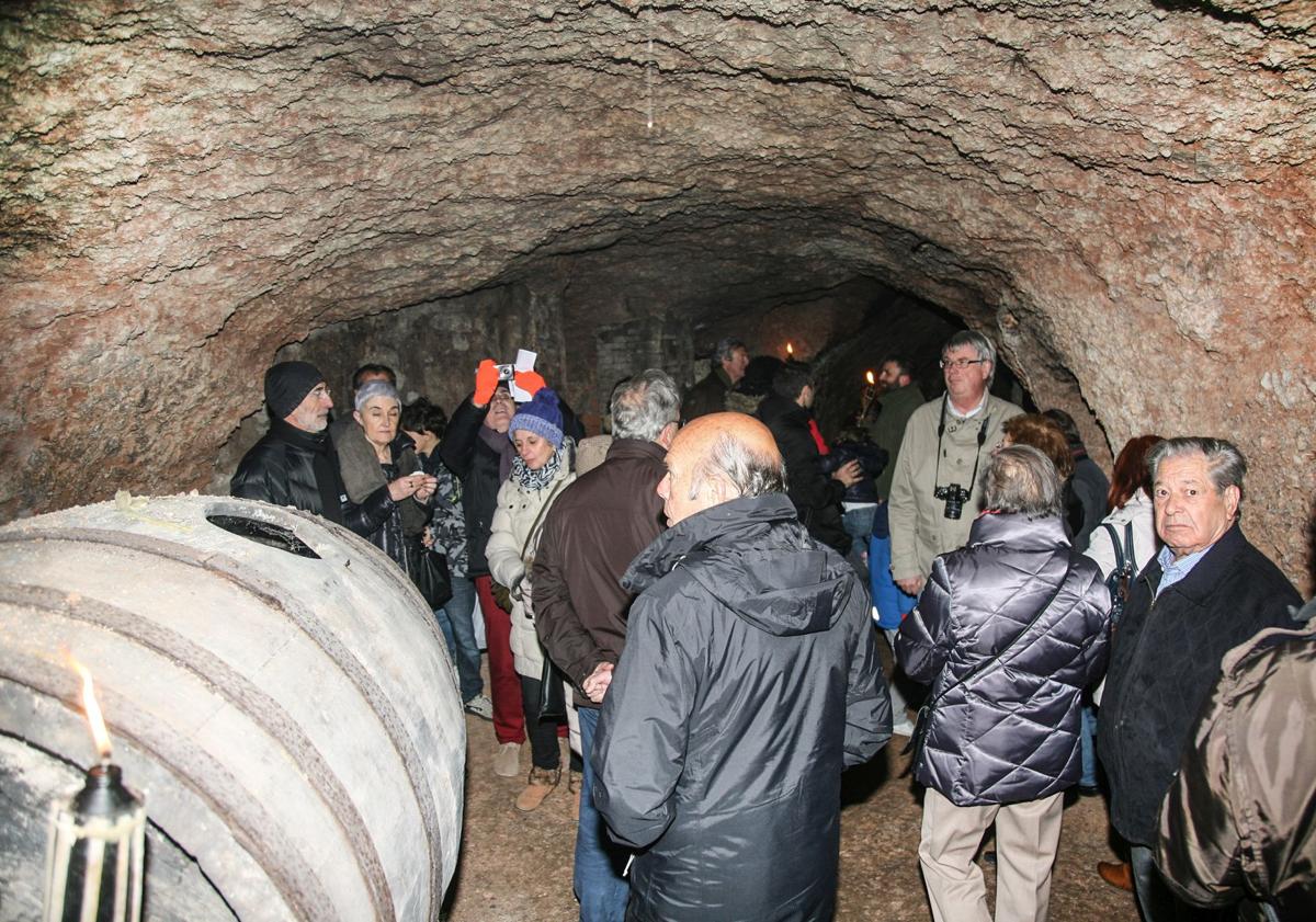 Imagen principal - El pueblo de Burgos que se puede conocer a través de sus galerías subterráneas