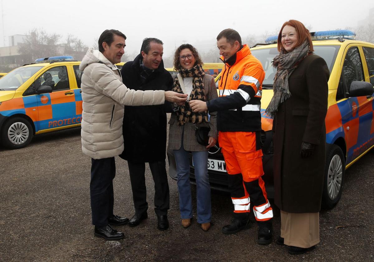 Entrega de los vehículos a los voluntarios de protección civil.