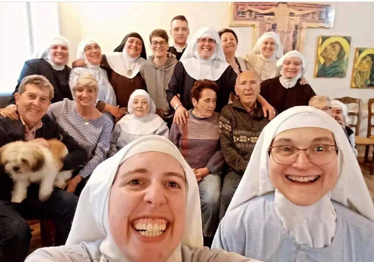 La comunidad de monjas de Belorado con algunos familiares.