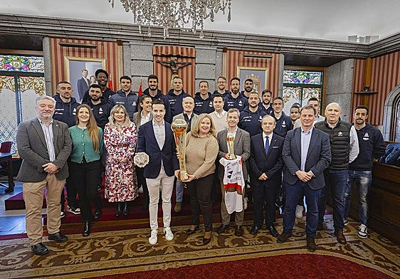 Foto de familia con la alcaldesa de Burgos sosteniendo la Copa de España de Baloncesto.