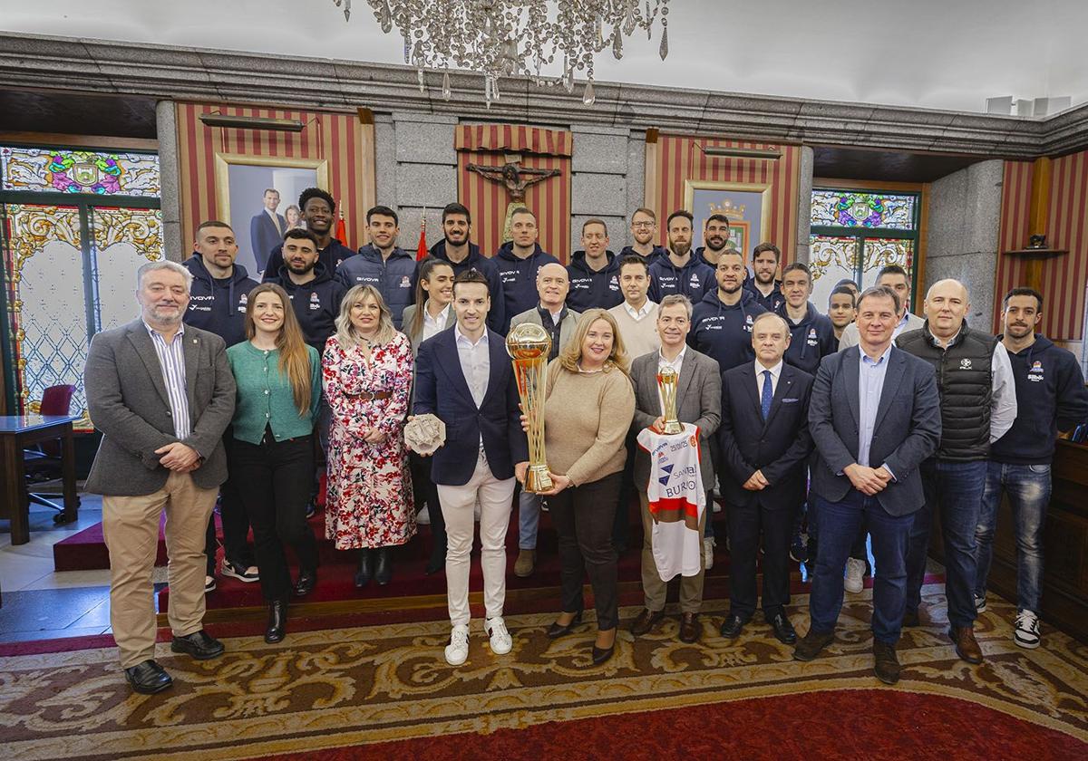 Foto de familia con la alcaldesa de Burgos sosteniendo la Copa de España de Baloncesto.