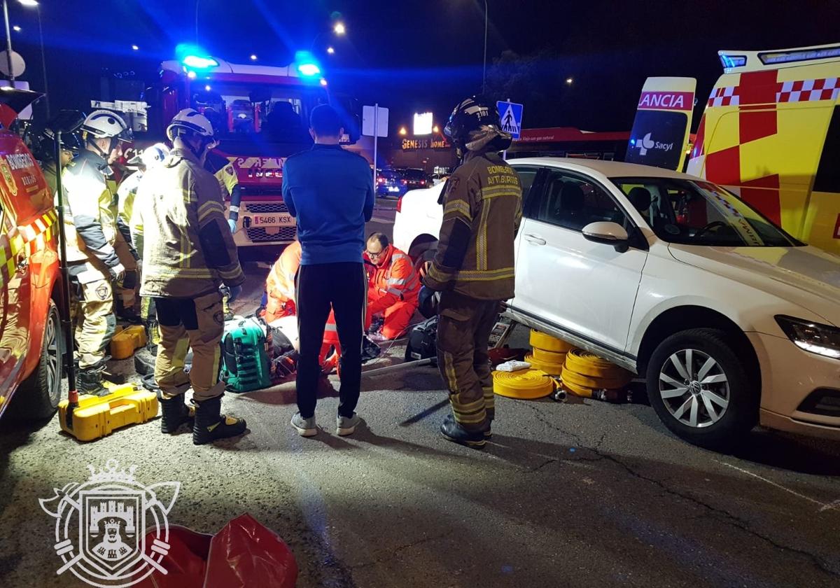 Los servicios de emergencias atienden al varón atropellado en Burgos que terminó falleciendo en el hospital.