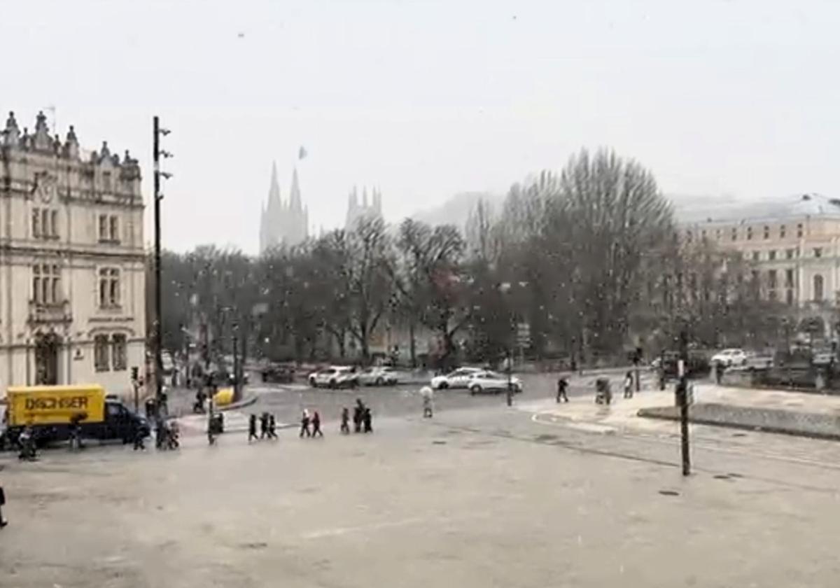 Imagen de la nieve cayendo sobre Burgos.