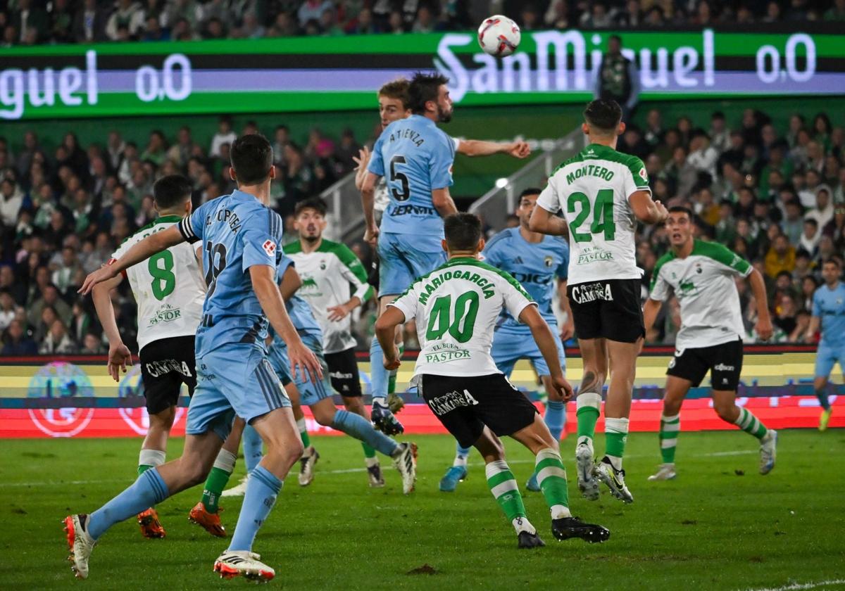 Imagen del anterior encuentro entre el Burgos CF y el Racing de Santander en El Sardinero.