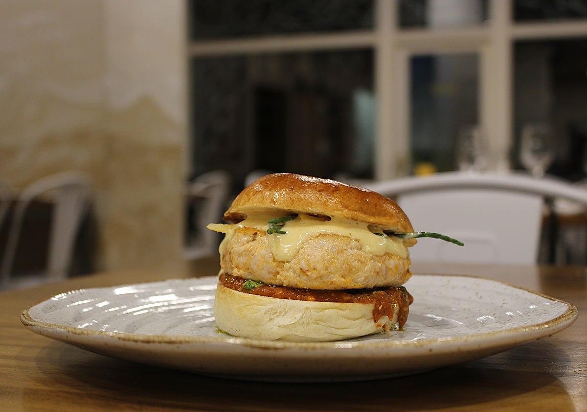 Imagen principal - El Kresta recurre de nuevo a las hamburguesas rellenas para participar en el certamen