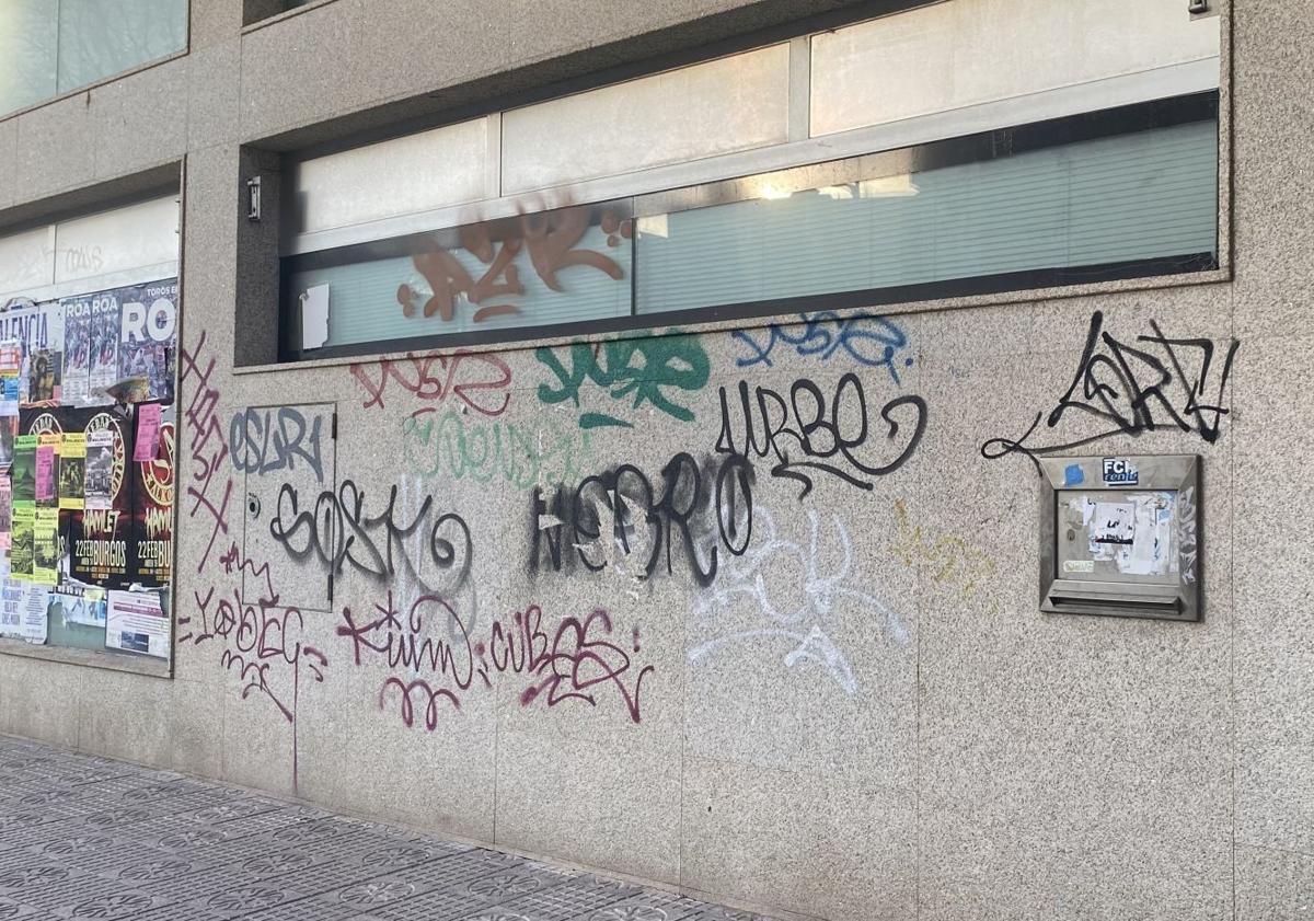 Imagen principal - Grafitis en las calles de Burgos.
