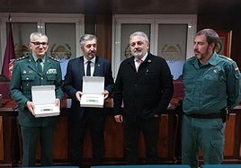Acto de entrega de los nueve lectores de microchips a la Guardia Civil.