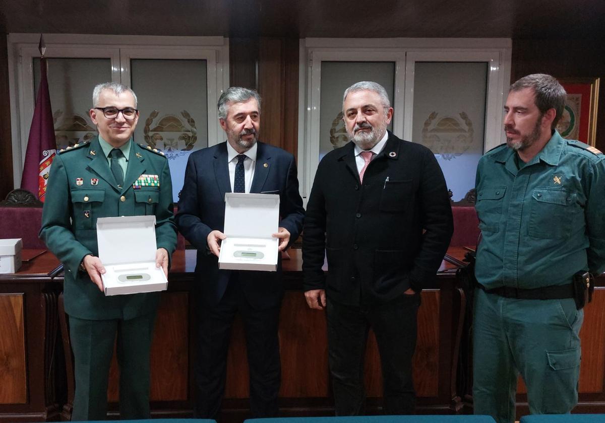 Acto de entrega de los nueve lectores de microchips a la Guardia Civil.